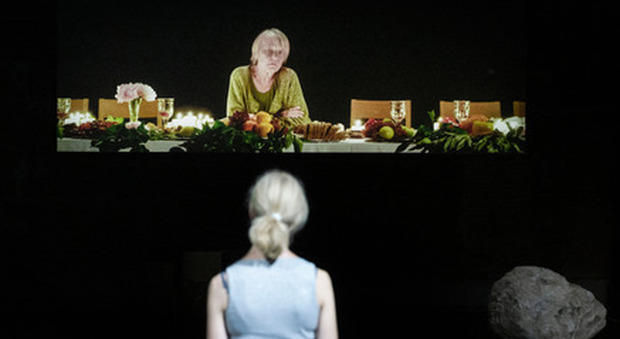 “Everywoman” di Milo Rau al Teatro Strehler di Milano dal 14 al 16: «La morte di Helga tra solitudine e solidarietà»