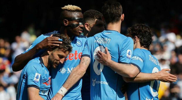Napoli-Sassuolo 6-1, Spalletti "vede" la Champions ma i tifosi contestano squadra e presidente