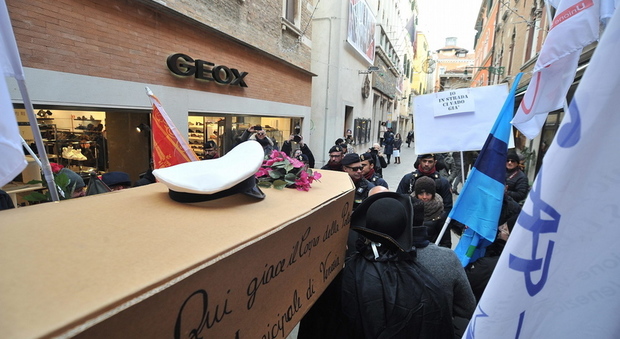 La protesta dei vigili di Venezia con tanto di bara