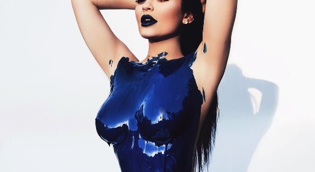 Kylie Jenner vestita di sola vernice blu, la sorellina di Kim Kardashian conquista Instagram