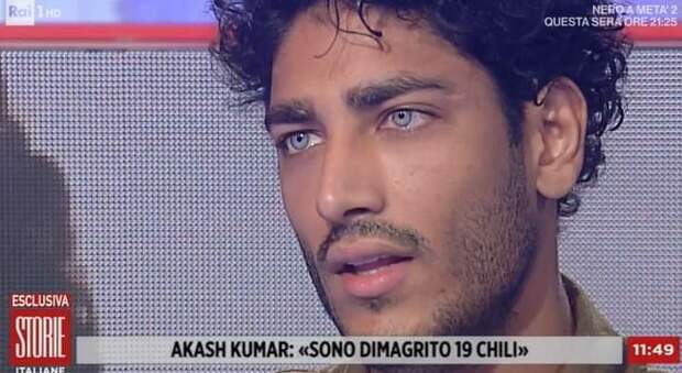Akash Kumar, il suo dramma a Storie Italiane: «Ho sofferto di attacchi di panico e ho perso 20 chili»