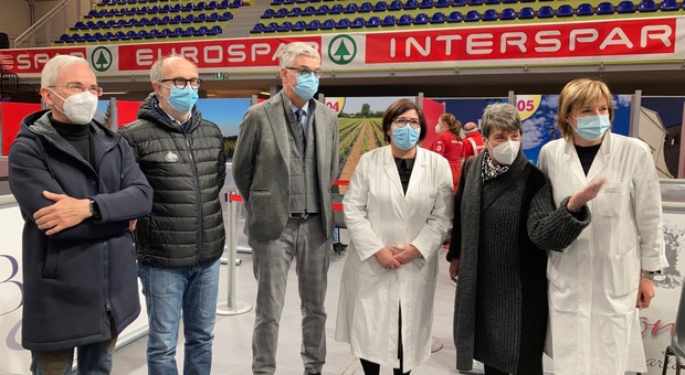 Silvio Brusaferro, presidente dell'Iss, con il vicepresidente del Fvg, Riccardo Riccardi e i sanitari