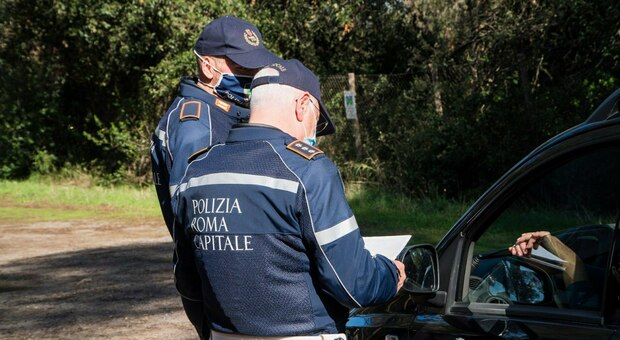 Roma, motociclista si scontra con un'auto e viene sbalzato: morto 39enne