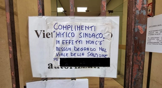 Il cartello con gli insulti (censurati) al sindaco Edoardo Gaffeo