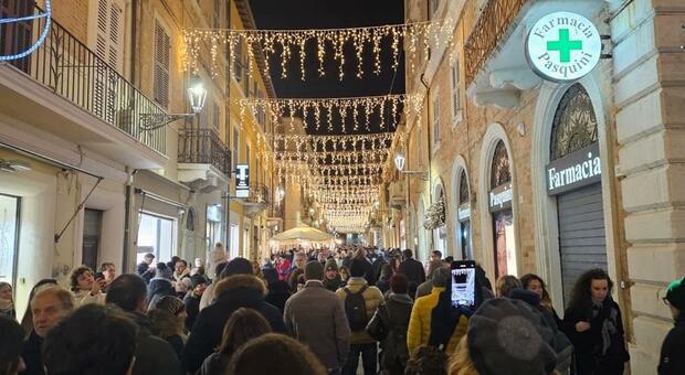 Due ore di sosta gratis a Senigallia, zero effetti: la corsa ai regali (ancora) a rilento