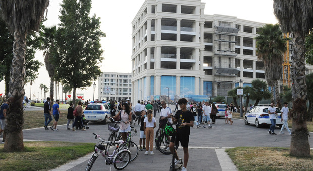 Salerno, tutti a piazza Libertà: «Ma non svuotate il centro città»