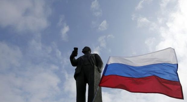 Russia, S&P taglia il rating a “spazzatura”. Borsa e rublo a picco