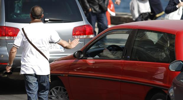 Napoli, arrestato parcheggiatore abusivo: rubava un casco da un motorino