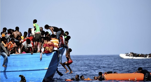 Napoli, il 15 giugno corteo in mare per l'accoglienza ai migranti