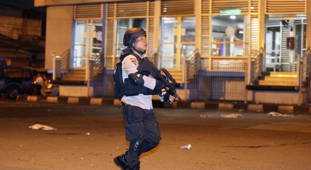 Indonesia, kamikaze si fanno esplodere in una stazione autobus a Giacarta: si temono vittime