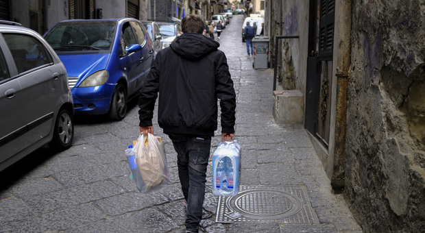 Coronavirus a Napoli: «Io aggredito alle spalle, mi hanno rubato le buste della spesa»