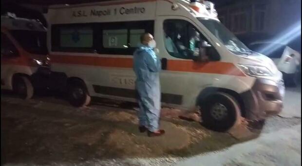 Violenza sui medici a Napoli, ambulanza circondata: «Soccorsi in ritardo»