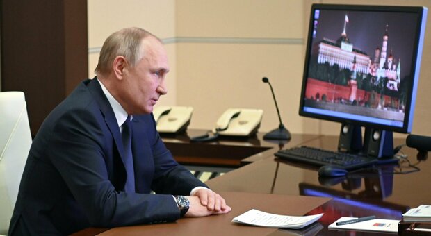 Putin (sotto pressione) promette soldi ai militari. I petrolieri: stop alla guerra