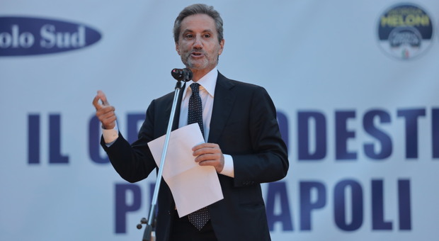 Stefano Caldoro sul palco della campagna elettorale