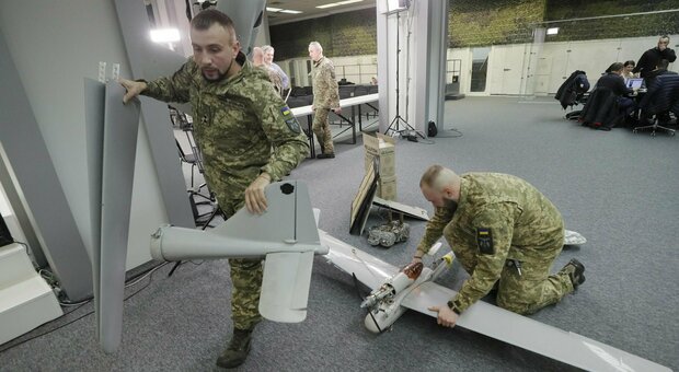 Guerra Ucraina, la scuola per imparare a usare droni commerciali sul campo di battaglia