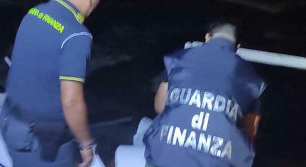 Veliero con a bordo 32 migranti, i finanzieri arrestano due uomini. Forse si tratta degli scafisti