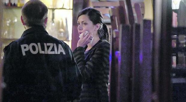 Roma, paura in un pub a Piazza Navona, cliente ubriaco aggredisce una cameriera»