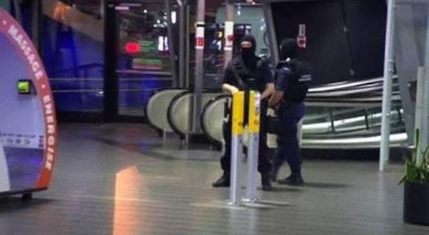 Amsterdam, ferito a colpi di pistola dalla polizia un uomo armato di coltello all'aeroporto