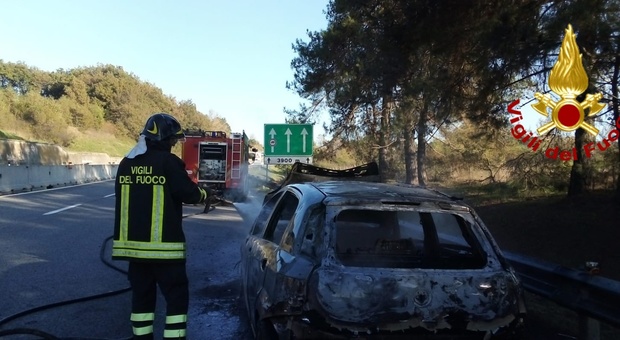 Pellegrinaggio a Pietrelcina da incubo per una famiglia napoletana, l'auto prende fuoco in viaggio