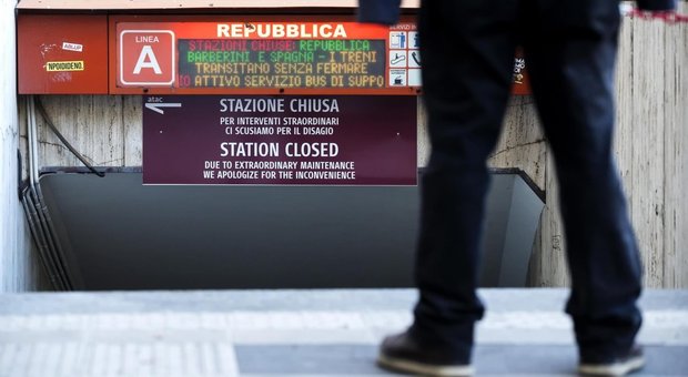 Metro A, slitta l'apertura di Repubblica. Ira della Raggi: «Scale mobili, tutto da rifare»
