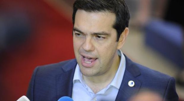 Grecia, l'Eurogruppo trova l'accordo: la borsa festeggia. E Tsipras si toglie la giacca: "Volete anche questa?"