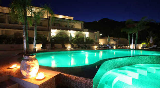 Una veduta notturna della piscina del Mea Hotel