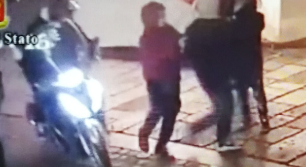 Napoli, Arturo accoltellato in strada: il 15enne nega ma il giubbino rosso lo inchioda