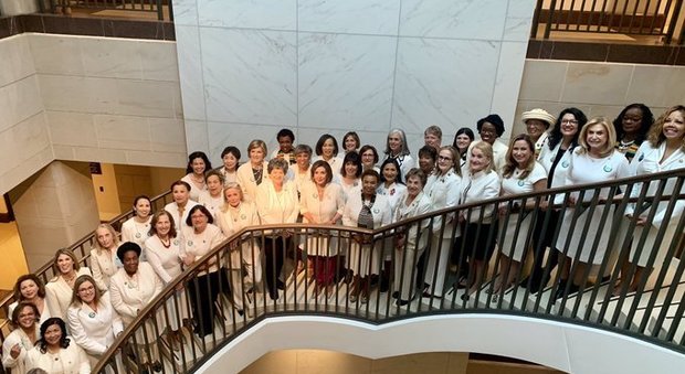 Per protesta contro Trump tutte le deputate Dem al Congresso arrivano vestite di bianco