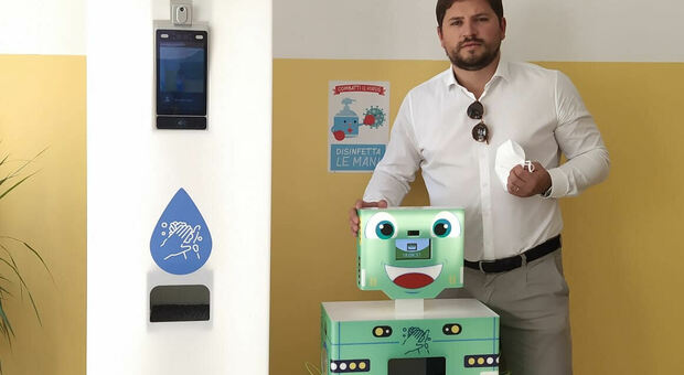 Il sindaco di Marcon, Romanello, con i due robot installati