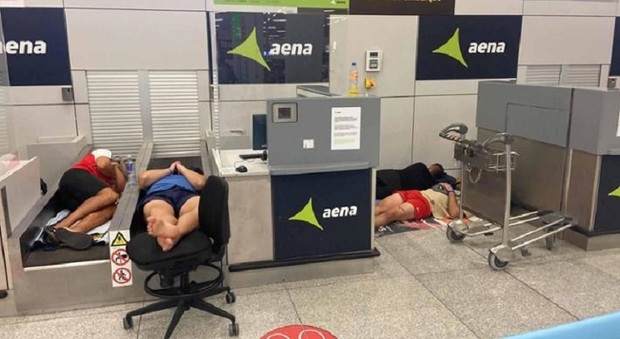Passeggeri accampati in aeroporto in Spagna