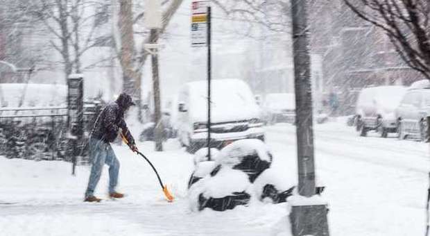 New York chiusa per neve: in arrivo la tempesta del secolo. Voli e trasporti bloccati