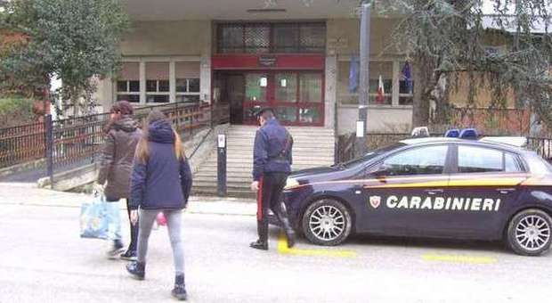 Falso allarme a scuola ​Arrivano i carabinieri