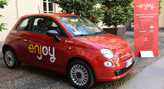 Da Napoli a Roma per rubare car sharing: cento Fiat 500 sparite in sei mesi: presi i ladri delle Enjoy
