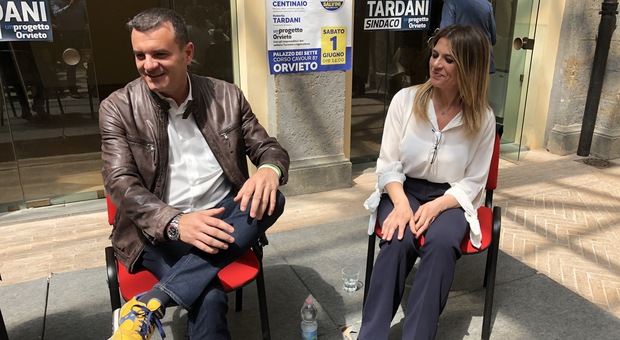 Il ministro dell'Agricoltura Gianmarco Centinaio e la candidata sindaco del centrodestra a Orvieto Roberta Tardani