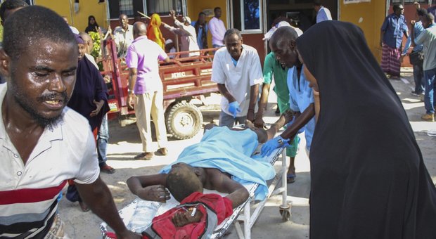 Somalia, autobomba esplode a Mogadiscio: almeno 90 morti, dozzine di feriti