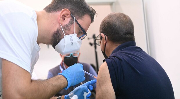 Covid a Napoli, i medici di famiglia pronti con le vaccinazioni a domicilio