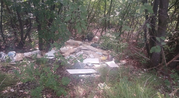Gruppo Cai al lavoro sui sentieri scopre cumulo di rifiuti ingombranti abbandonati in mezzo al bosco
