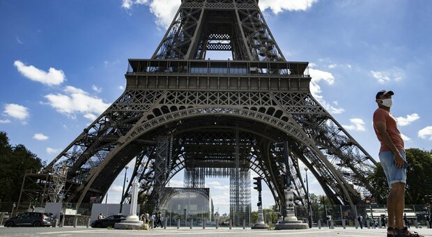Torre Eiffel evacuata: allarme bomba