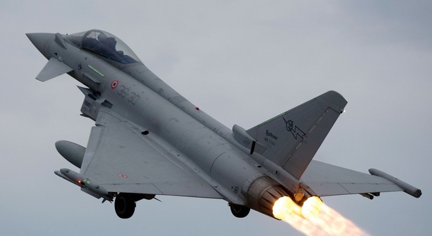 Bari, aereo sconosciuto sorvola l'Italia: intercettato da due caccia Eurofighter
