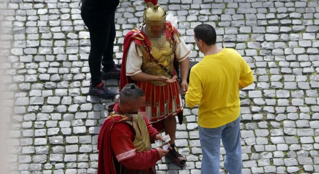 Roma, centurioni e risciò, scadute le ordinanze: il Centro resta senza regole