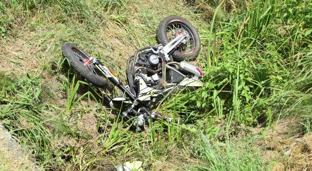 Si schianta con la moto contro un muretto: morto sedicenne