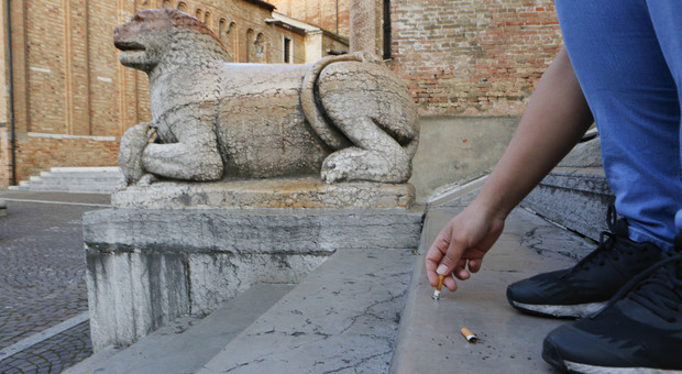 Mozziconi spenti sulle scalinate del Duomo a Treviso