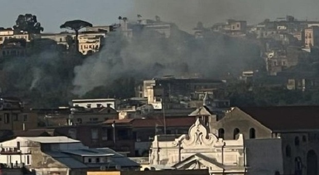 Incendio a Napoli, fiamme sopra Capodimonte: fumo visibile in tutta la città. In azione elicottero e canadair
