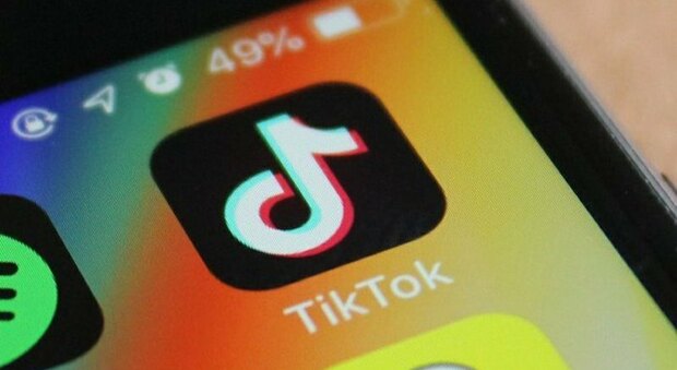 Aggredisce la fidanzata su TikTok: condannato a un anno di carcere