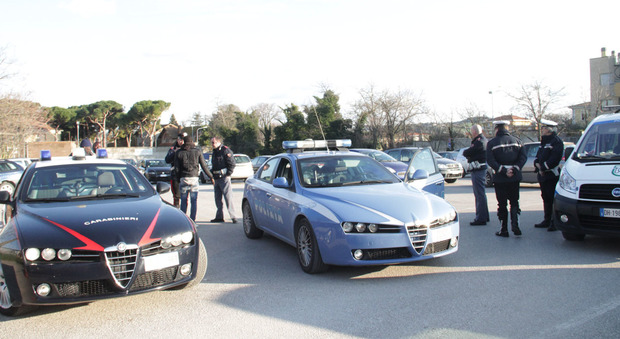 I controlli di carabinieri, polizia e polizia locale al parcheggio dell'ospedale
