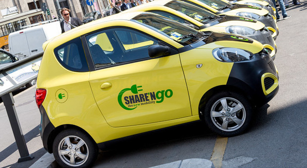 Auto di Share'ngo parcheggiate in attesa del noleggio