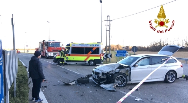 Violento frontale tra Bmw e Peugeot 307: un automobilista rimasto illeso, ferito un anziano