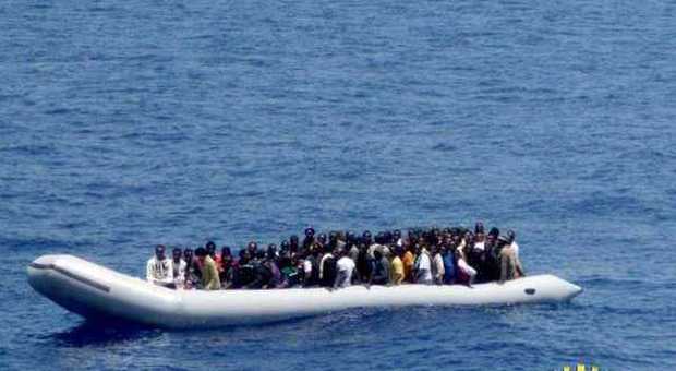 Migranti, sbarchi in Sicilia e Calabria Sono più di 300: 15 arresti a Crotone per favoreggiamento