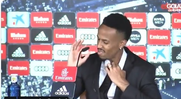 Real Madrid, Eder Militao si emozione durante la presentazione e accusa un malore Video