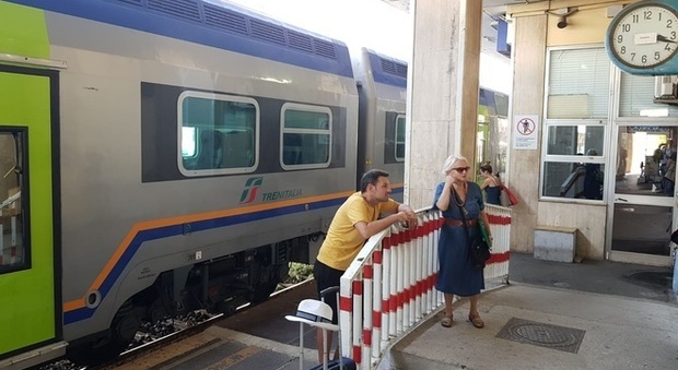 Guasto a Termini e Ciampino, ritardi, disagi e 25 treni cancellati sulla linea per i Castelli: ira pendolari